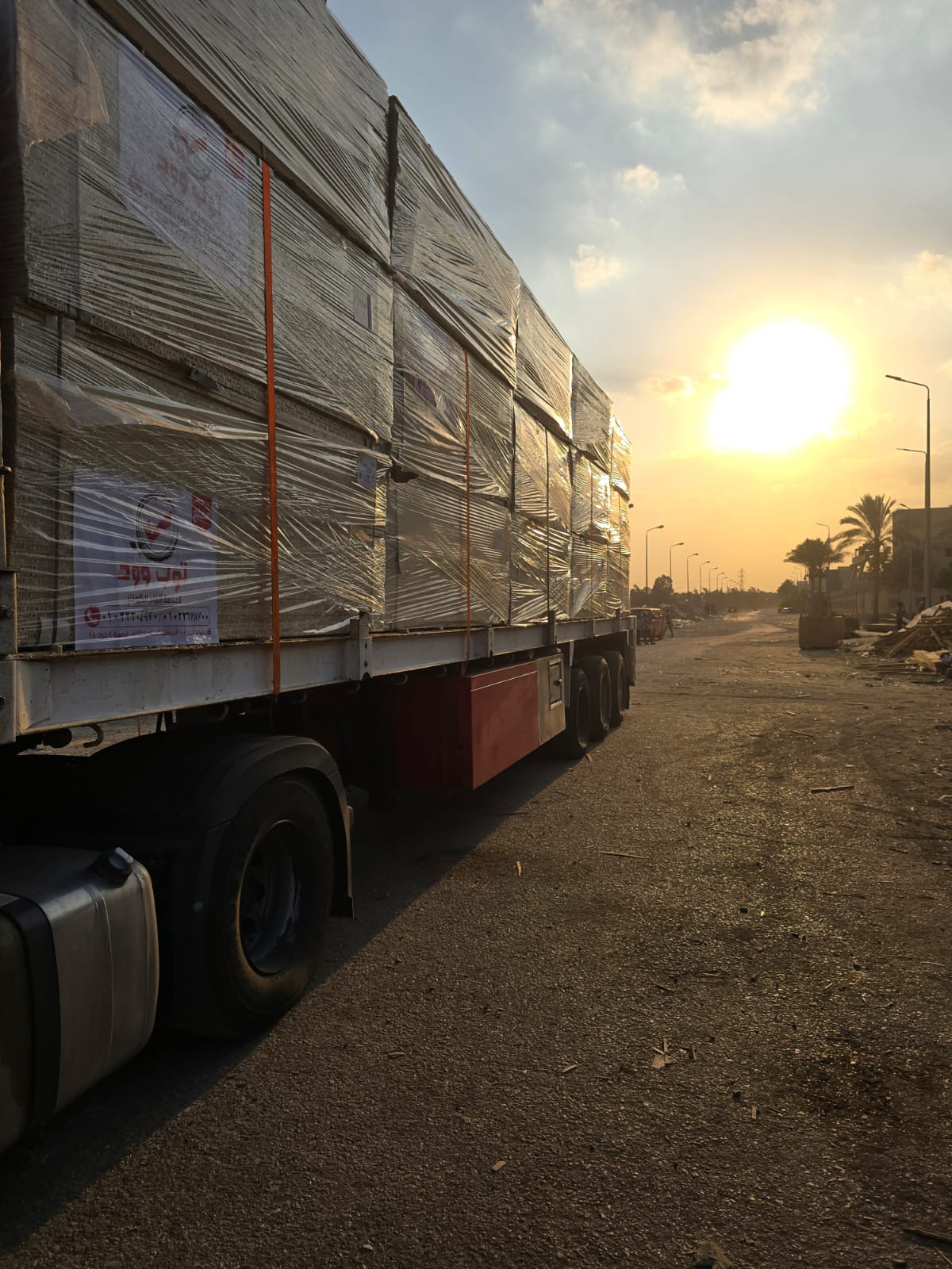 عندما تغرب الشمس، لا تتوقف عجلة الإنجاز. هذه الشاحنة، المحملة بحمولة كاملة من منتجات الأخشاب عالية الجودة من شركائنا في مصنع توب وود (Top Wood)، ليست مجرد شحنة بضائع، بل هي جزء أساسي من إمدادات مشروع كبير في جامعة المنيا. هذا هو جوهر عملنا: توفير خدمات لوجستية داخلية آمنة وموثوقة، وربط المصانع المصرية الرائدة بمواقع المشاريع الكبرى في جميع أنحاء الجمهورية.
